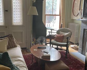 Share Charming Private one Family House Available January 2025 to a year - New York - Living room