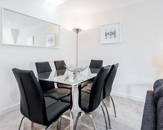 Roomspace Apartments -Royal Swan Quarter - Leatherhead - Dining room