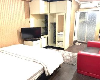 OYO 93585 Apartemen Cibubur Village By Raja Property - Jakarta - Schlafzimmer