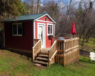Minutes from Sequoia & Kings Canyon Nat'l Parks with Wi Fi, and 1 Bathroom - Miramonte - Building