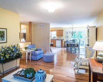Great for couples or the family. Walk downtown, to beach or hiking trails. - Southampton - Living room