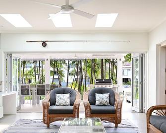 24 Cooran Court - Private Sandy Beach and Pontoon - Noosaville - Salónek