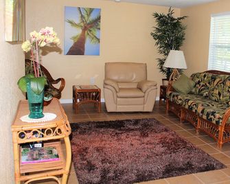 Stunning 2BR Ranch, perfect for snowbirds or small families - Holiday - Sala de estar