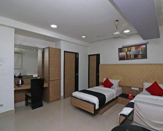Capital O Hotel Heritage Near Vip Road - Konnagar - Bedroom
