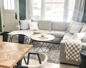 2 King Beds, near BYUI/Ski/Yellowstone, Sleeps 10. Outdoor enthusiast dream spot - Rexburg - Living room