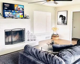 Farm Stay And Event Space - Woodland - Living room