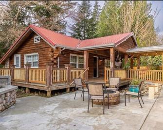 Little Bear's Bungalow; Log Cabin w/Mountain views - Gold Bar - Patio
