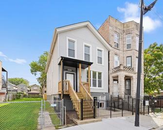 Chic 2-bedroom apartment in beautiful Chicago. 30+ Day Stays Only - Chicago - Edifici