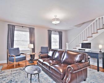 McSwain House #2- Historic, walk uptown, parking! - Shelby - Huiskamer