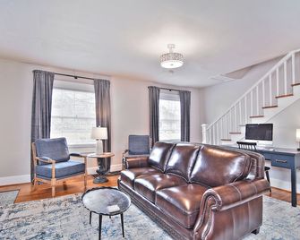 McSwain House #2- Historic, walk uptown, parking! - Shelby - Wohnzimmer