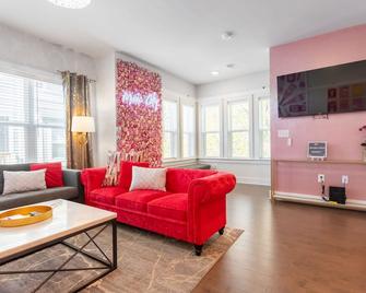 Roses and Rose by Stay Local Nashville - Nashville - Living room
