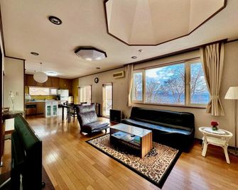 Yellow House By Lake Toya - Toyako - Living room