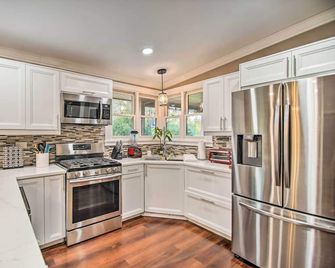 Fenced Yard: Fox River Grove Home, Dogs Welcome - Fox River Grove - Cocina