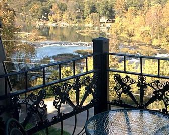 The charming French Chateau overlooks the beautiful falls of the Spring River - Hardy - Balkon