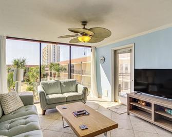 Biloxi Condo with Pool Access - Steps to Beach! - Biloxi - Living room