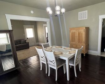 2-bedroom house in tranquil Great Bend with AC comfort - Great Bend - Comedor