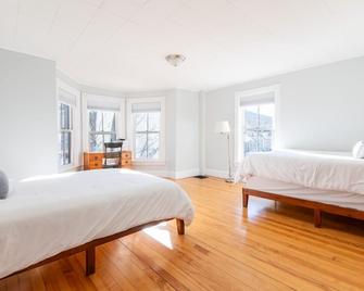 Raspberry Inn · Classic Riverfront Home-Mins to Woodstock & Skiing - Bridgewater - Bedroom