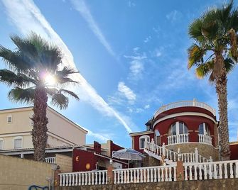 6-Bed Villa, Sleeps 12 with Pool & Parking - Monforte del Cid - Piscina
