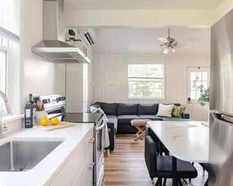 Lakeside Retreat - Cozy Cottage with Firepit - Hartland - Kitchen