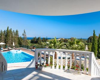 Belvedere Luxury Suites - Vasilikos - Bazén