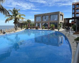 هوتل بوليفارد - ليبرفيل - حوض السباحة