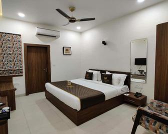 Stayapart La Imperio Hotel - Alīgarh - Habitación