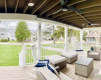 Modern farmhouse with Wraparound Porch Near the Lake! - Green Lake - Patio