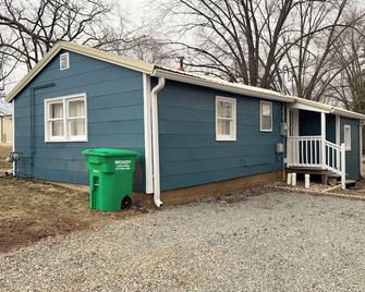 Cozy 1-bedroom house with AC and WiFi in charming Farmington - Farmington - Gebouw
