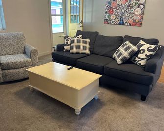 Charming 2-bedroom with king and queen beds, large living room open to kitchen - Wabash - Huiskamer