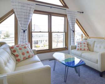Updated & spacious 4bd/2bth on Plum Island - 2 min walk to beach - Newburyport - Wohnzimmer