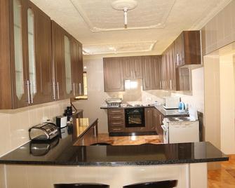 Grey Oak Holiday House - Bulawayo - Kitchen