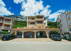 Apartments Lovre - close to the sea - Brela - Gebäude