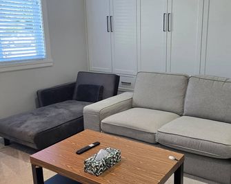 Private 1 bedroom in Brookswood - Langley - Living room