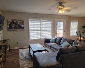 Cheerful 3-Bedroom Home In Martinsburg - Martinsburg - Living room