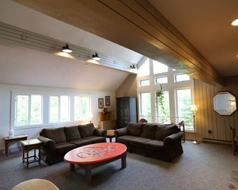 Inns of Waterville Valley one bedroom sleeping 4 - walking distance to Town Square! (304) - Waterville Valley - Sala de estar