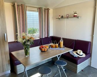 Camping le Pressoir - Petit-Palais-et-Cornemps - Eetruimte
