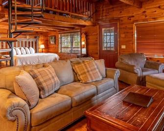 Buffalo River Cabin w/ Hot Tub - Ponca - Living room