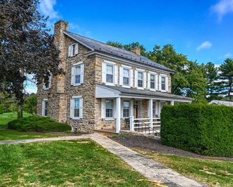 Pre-Civil War Farmhouse / Personal Private Golf Course - Hanover - Gebouw