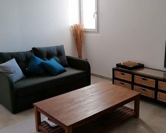 Joli T1 au Calme, Entre Collines et Littoral; Idéal Pour Explorer la Région! - Gémenos - Wohnzimmer