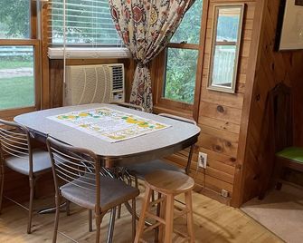 Mahnomen Cottage: Hike, Bike, Fish, & Relax only 2 hrs north of the Twin Cities! - Deerwood - Dining room