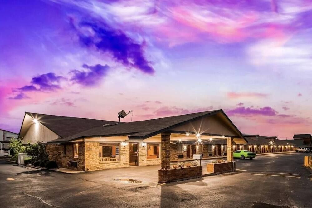 Spacious Two Queen Non-Smoking Quarters, Scottish Inns - Near Decatur Square - Decatur - Будівля