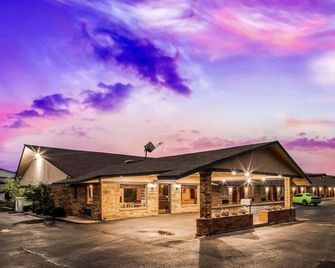 Spacious Two Queen Non-Smoking Quarters, Scottish Inns - Near Decatur Square - Decatur - Будівля