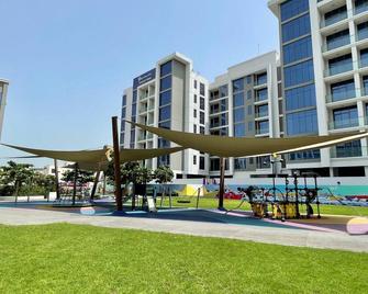 Hyatt Place Dubai Jumeirah Residences - Dubai - Pool