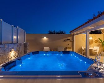 Konstantinos luxury suite - Koutsouras - Piscina