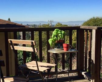 Cozy Renovated Bay View Apt in Oakland w/ Parking - Oakland - Balcony