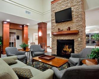 Free Breakfast. Indoor Pool & Hot Tub. Close To The Virginia Beach Business District! - Chesapeake - Lounge