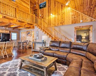 Modern Cabin with Grill Near Golf and Bass Fishing! - Burkesville - Living room