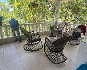 The cozy apartment is a 2 bedroom apartment with WiFi with the feeling of home. - Jarabacoa - Balcony