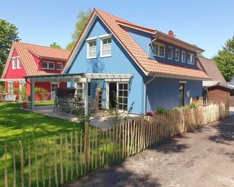 ~ Color magic blue in Conneforde ~ with large terrace, garden, sauna d - Wiefelstede - Edificio