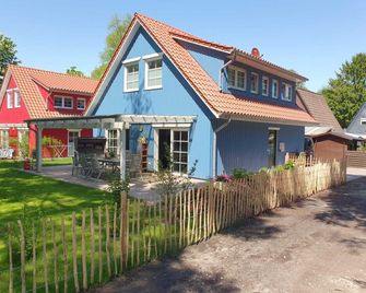~ Color magic blue in Conneforde ~ with large terrace, garden, sauna d - Wiefelstede - Edificio